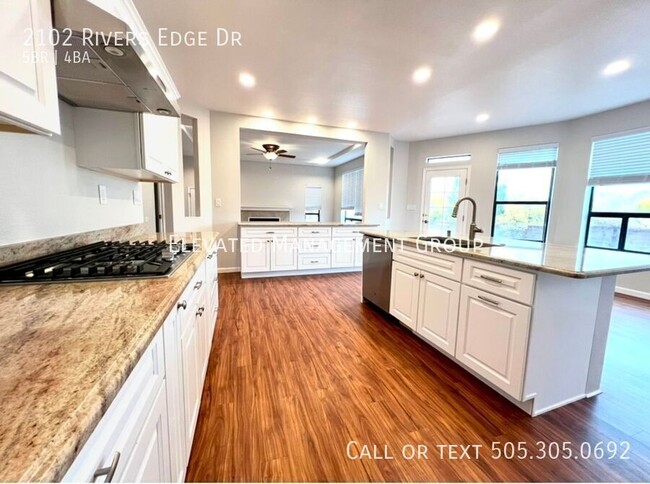 Building Photo - Spacious 5 Bedroom, Views, Refrigerated Ai...