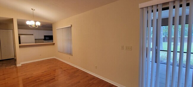 Building Photo - 3/2: Enjoy this nice spacious home in Sunrise.