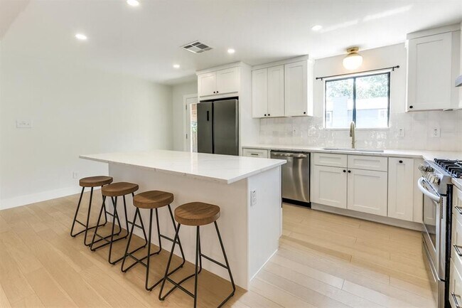 Building Photo - 7901 Keswick Dr