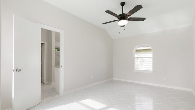 Building Photo - 4007 Green Crest Dr