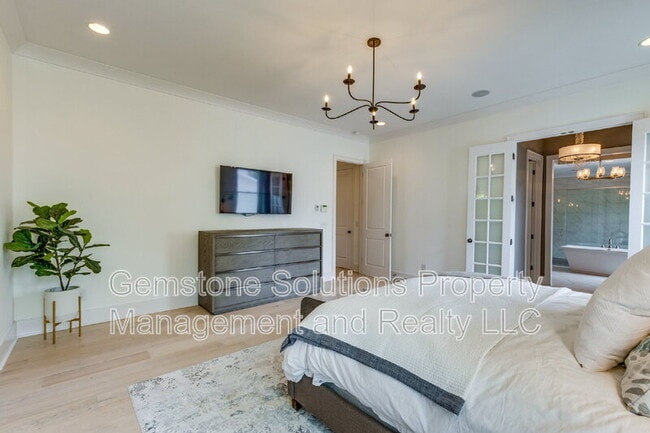 Building Photo - 1806 Burland Cres