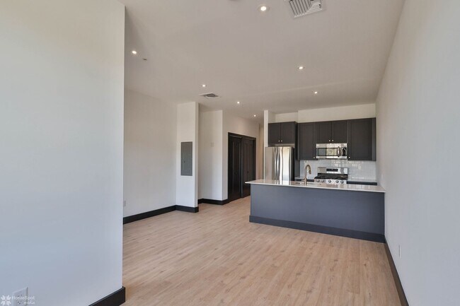Building Photo - Studio Apartment at Watermark in Downtown ...
