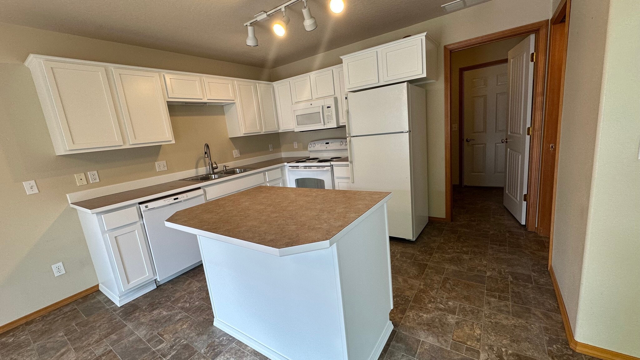 Building Photo - 1374 Kaleigh Ct