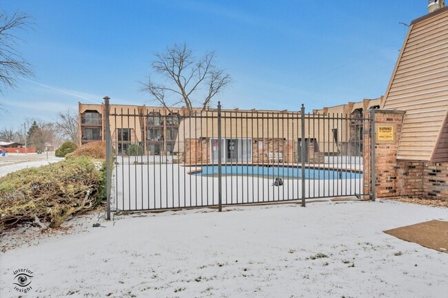 Building Photo - 7302 Blackstone Ave