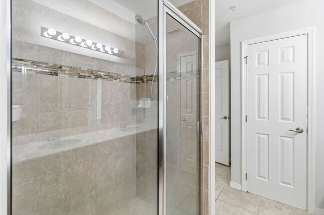 Building Photo - Bright & Stylish 3-Bedroom Townhome with Pond Views in Gated Seven Oaks