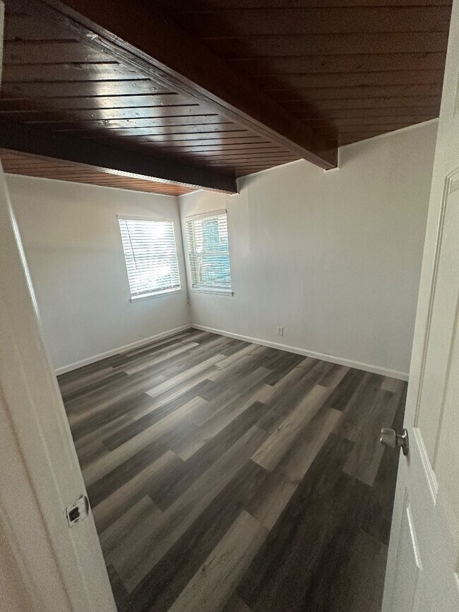 Building Photo - 590 Denslowe Dr