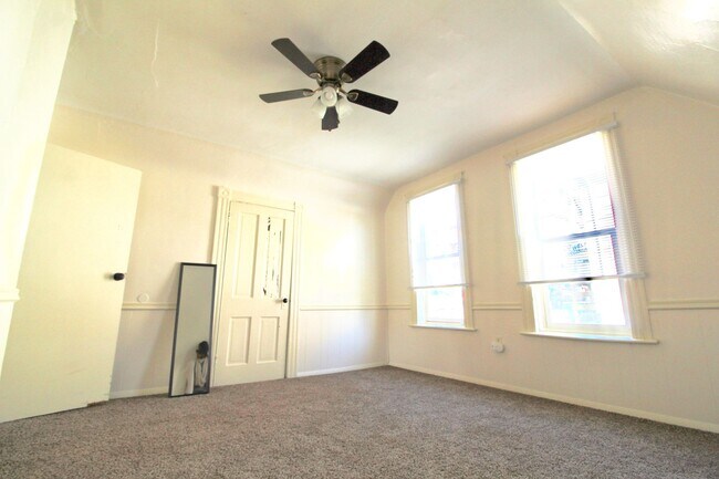 Building Photo - Sunny Side - 3 Bedroom Big House - Availab...