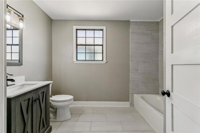 Building Photo - 1828 Alvar St