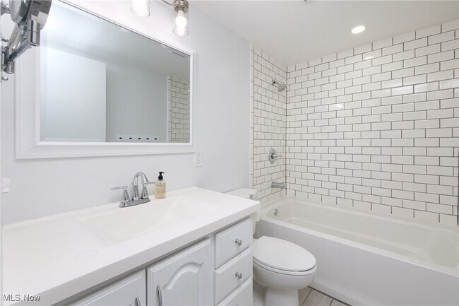 Building Photo - 267 Deepwood Dr