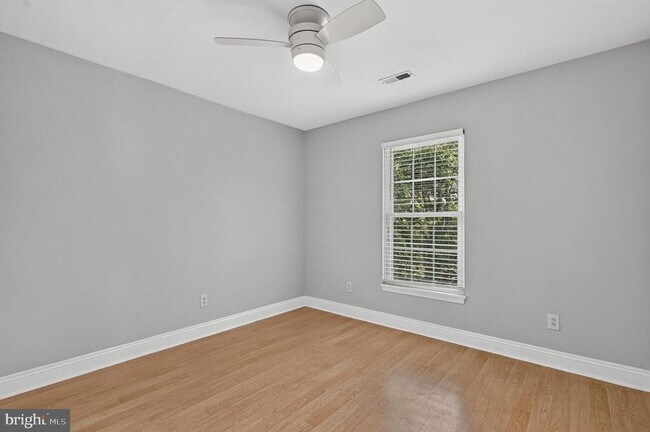 Building Photo - 271 Paw Paw Dr