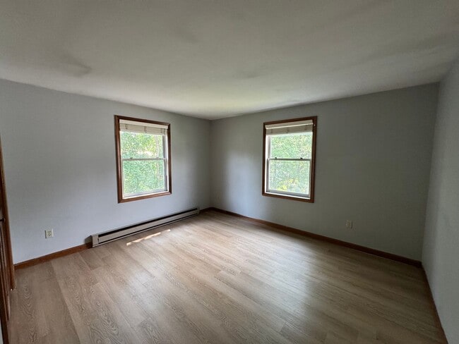 Building Photo - Woburn Townhouse| 2 Bed 1.5 Bath| Availabl...