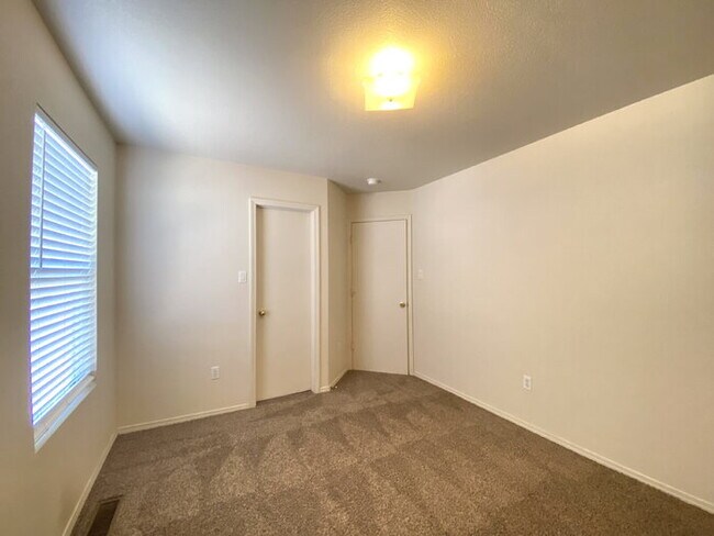 Building Photo - GATED COMMUNITY - 3 Bedroom w/Loft