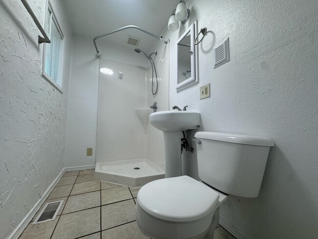 Building Photo - 449 SE 4th Ave