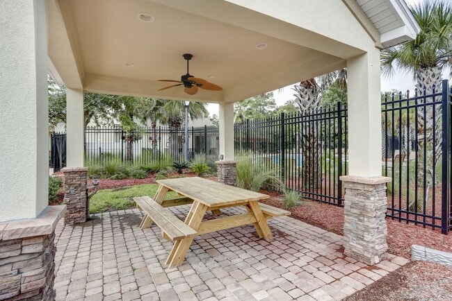 Building Photo - Newly Renovated 4 Bedroom!