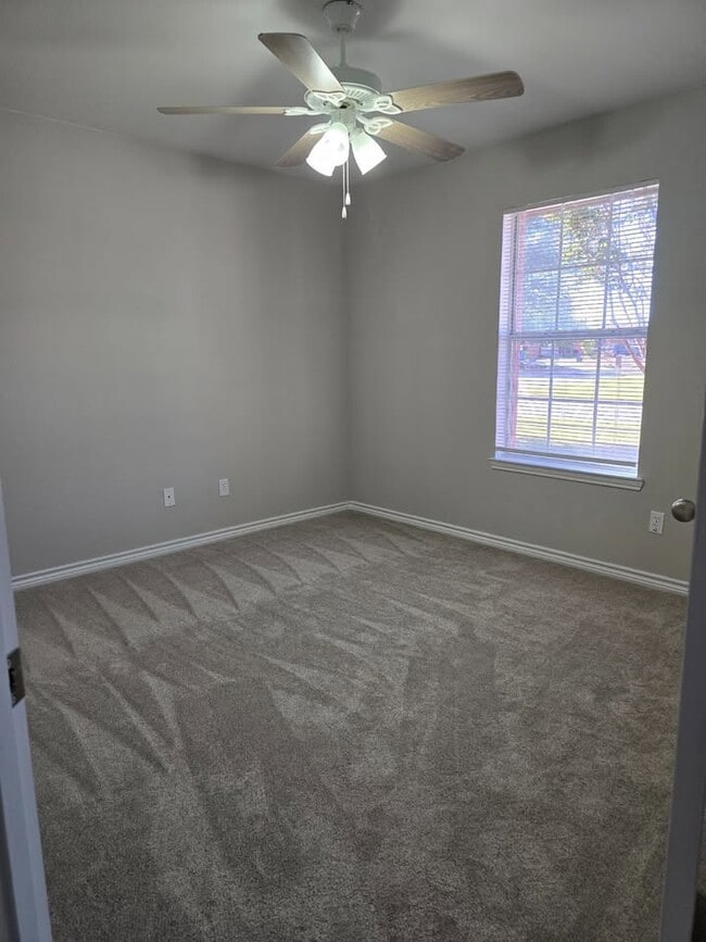 Building Photo - 613 Countryside Dr