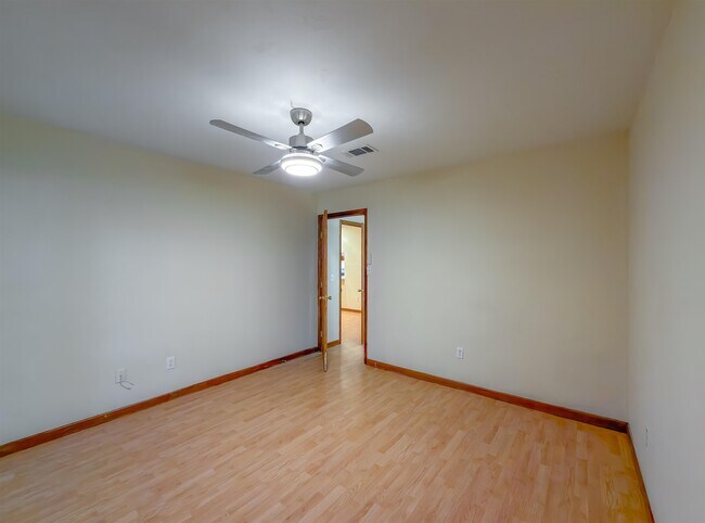 Building Photo - 1104 Greentree Ct