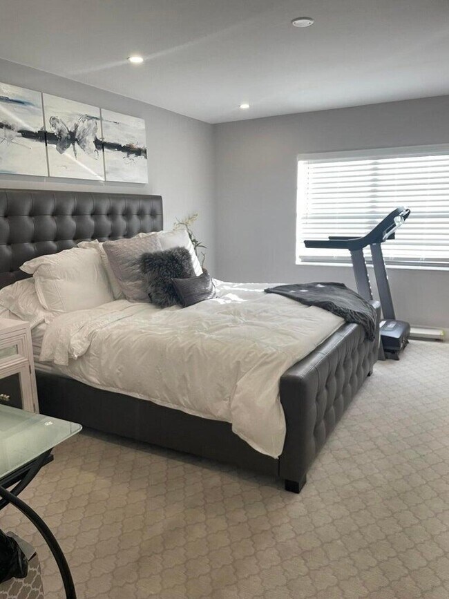 Building Photo - 9299 Vista Del Lago