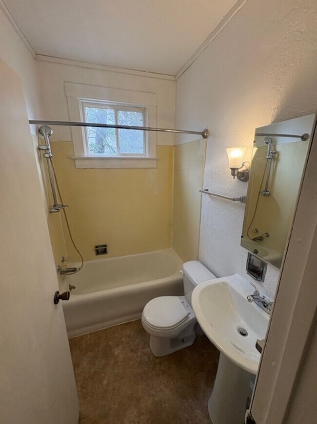 Building Photo - 1605-1605 N Linn St