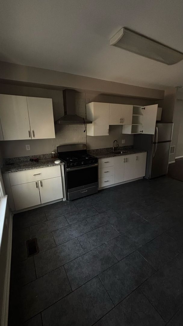 Building Photo - 2 Bedroom 1 bathroom with central air town...