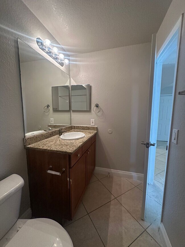 Building Photo - Beautiful 1 Bedroom 1 Bath Condo in Guard Gated Community!!