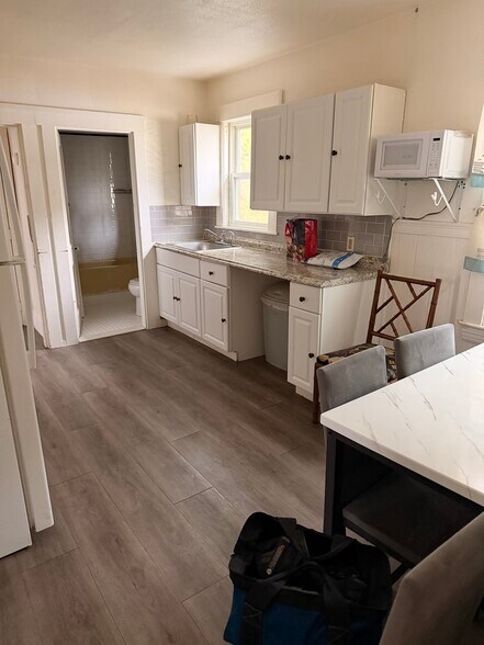 Building Photo - 392 Court St