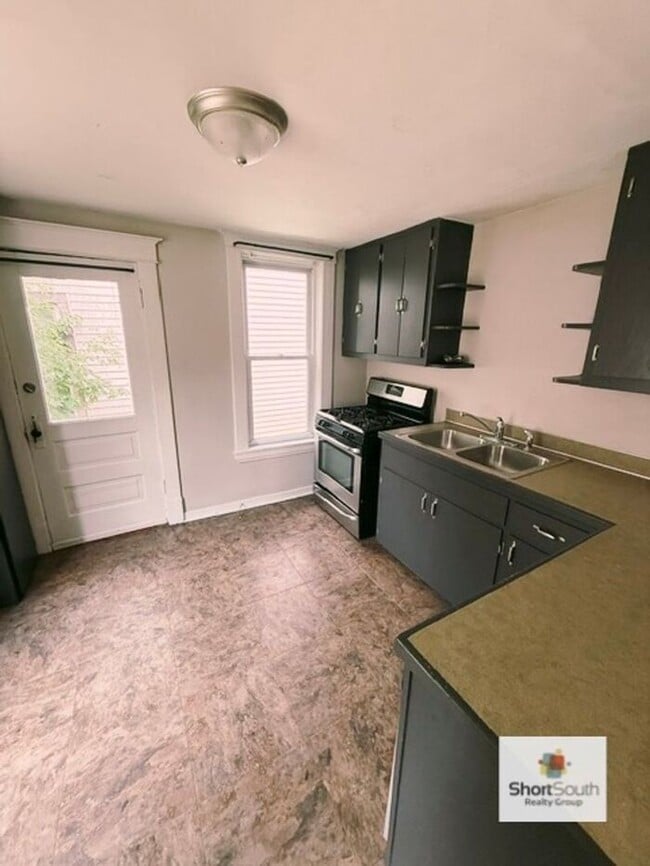 Building Photo - Beautifully 2 Bed 1 Bath remodeled townhome