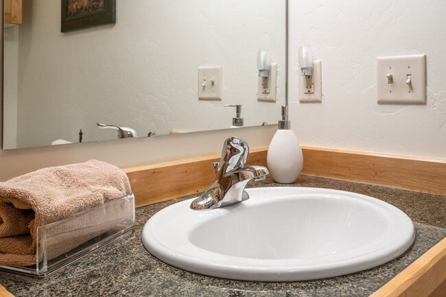 Building Photo - 4 Bed, 4 Bath Condo in The Big Sky Meadow with Garage!