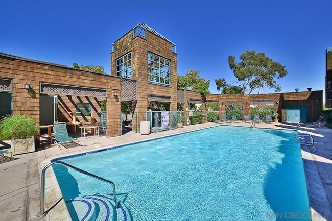 Building Photo - Beautiful 1 bedroom, 1 bath condo in La Jolla