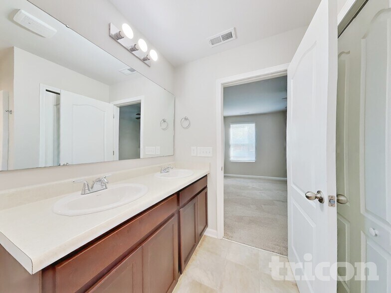 Building Photo - 226 Hallow Oak St