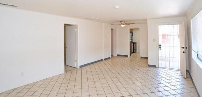 Building Photo - Cntrally Located 4 bedroom home