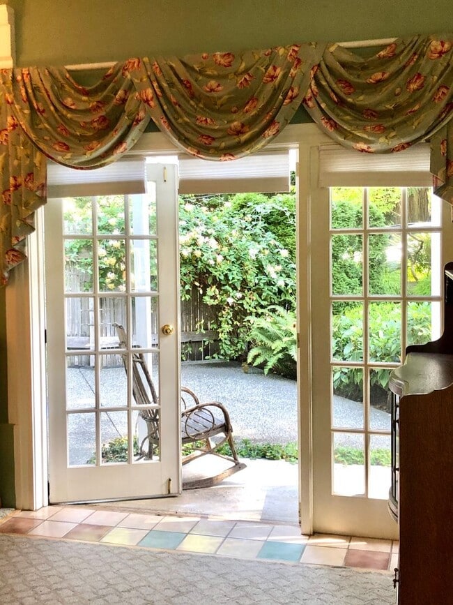 Building Photo - Charming oversized one bedroom cottage nestled quietly among a beautiful Bainbridge oasis