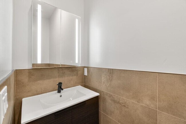 Building Photo - 952 Broadway