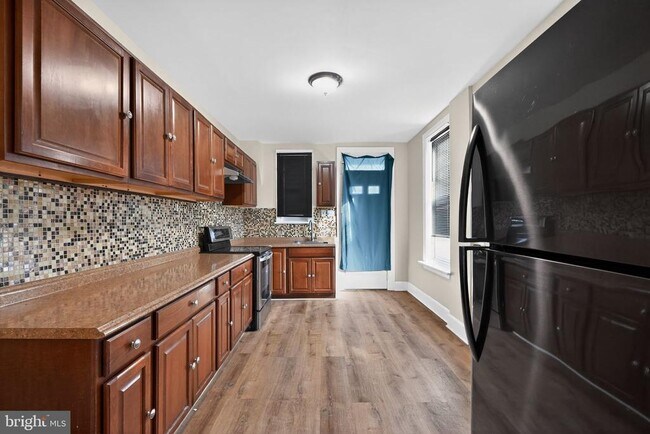 Building Photo - 652 Emerald St