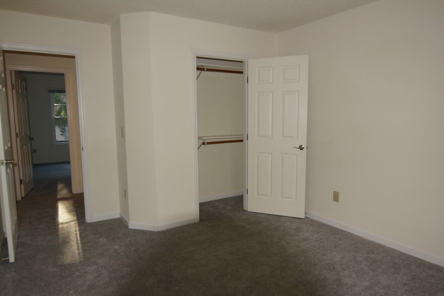 Building Photo - 204 Swiss Lake Dr