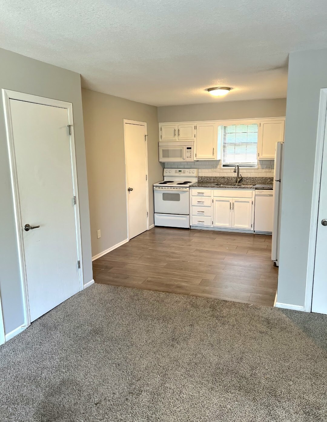 Building Photo - 800 NE Ball Dr