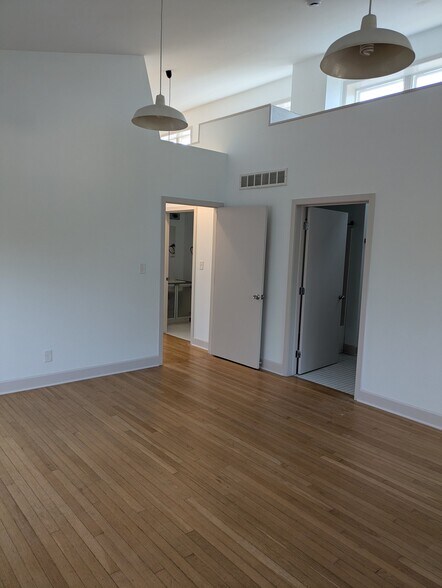 Building Photo - 3258 Gillham Rd