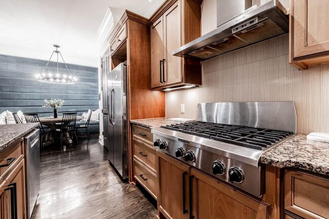 Building Photo - 470 Hamilton St SE