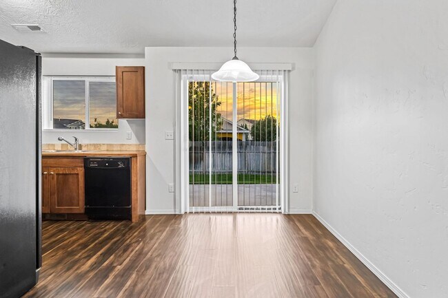Building Photo - 3 Bedroom, 2 Bath, 2-Car Garage with Room ...