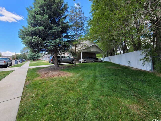 Building Photo - Updated 3 Bed Townhome w/ Finished Basement – American Fork