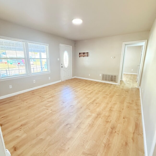 Building Photo - 4004 SE 25th St