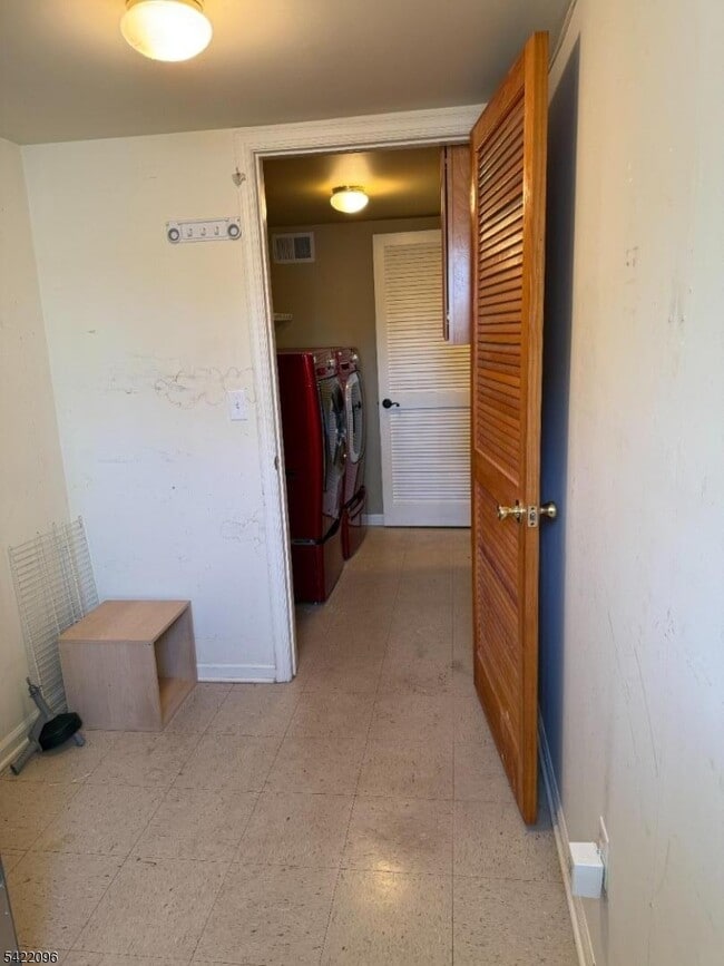 Building Photo - 518 Downer St