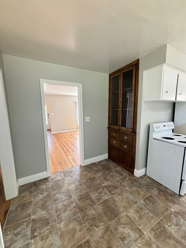 Building Photo - August Rent Free! 5 Bed 2 Bath Single Fami...