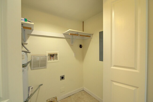 Building Photo - 3Bd/1.75Ba Seattle Condo