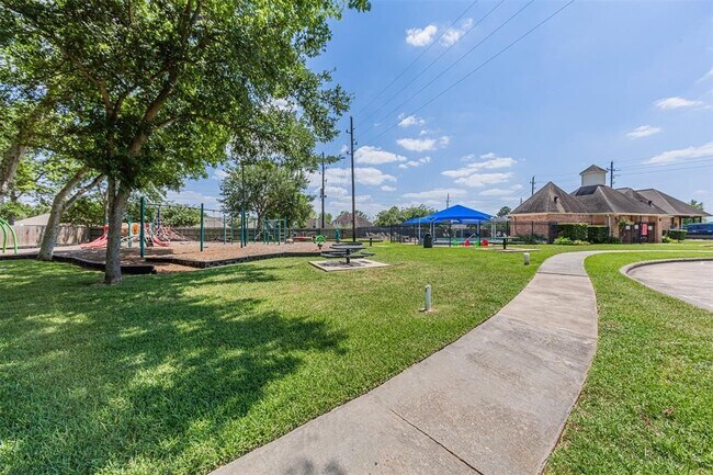 Building Photo - 17106 Summer Hollow Dr