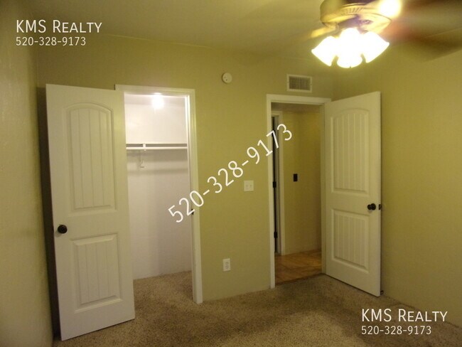 Building Photo - 5625 S Irving Dr