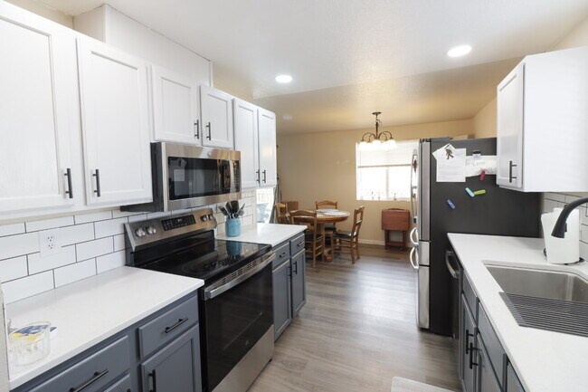 Building Photo - MOVE IN SPECIAL IF YOU SIGN LEASE BY 4/15/2026!!!!!!! Newly Updated 3/2 Home in SW Redmond
