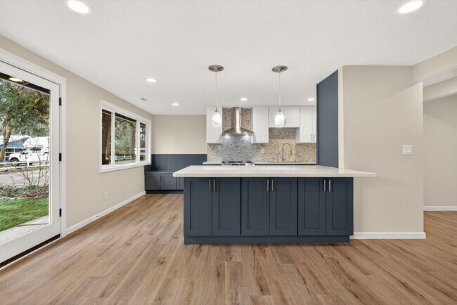 Building Photo - Updated 4BD Lake Oswego Home - Prime Location