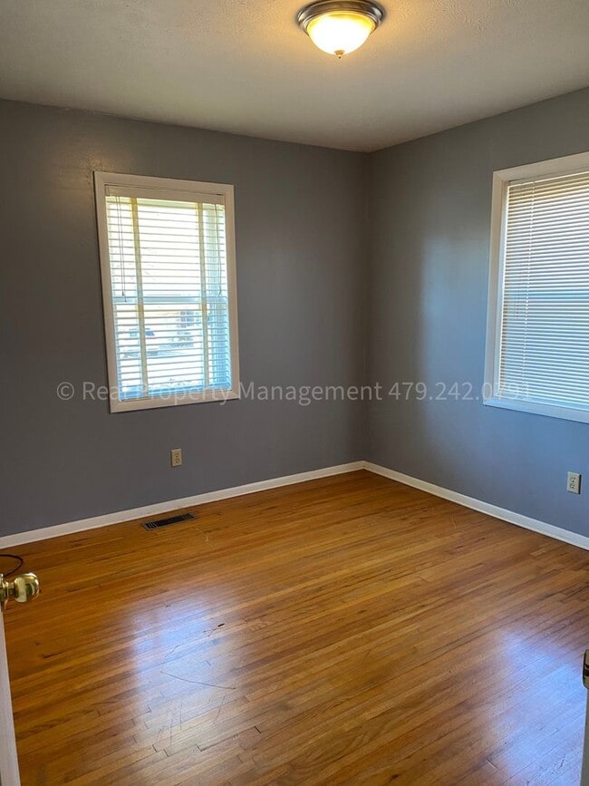 Building Photo - 1901 S 72nd St