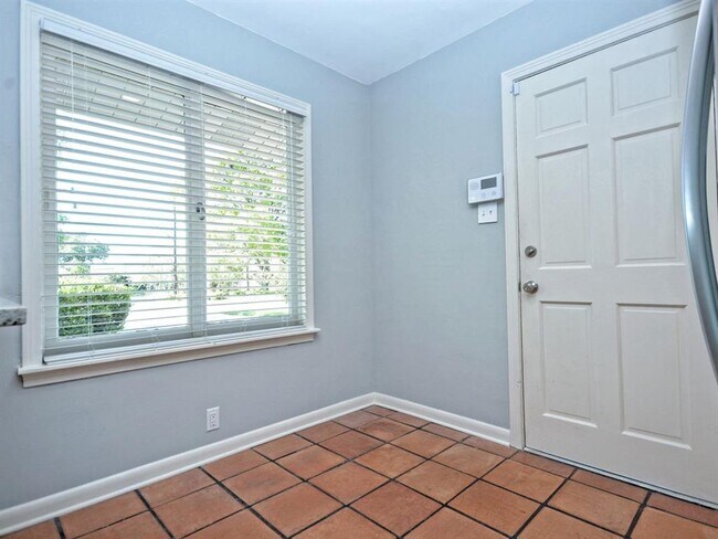 Building Photo - 2600 Twin Oaks Dr