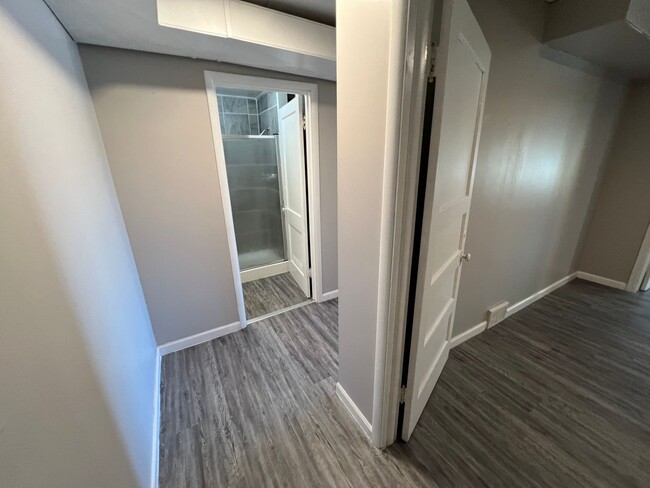 Building Photo - 2 Bedroom 1 Bath Private Apartment Above B...